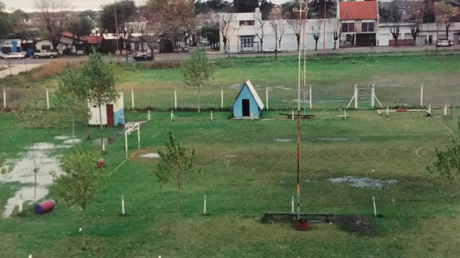 El terreno del club en sus primeros años, con la canchita armada y una casilla al costado