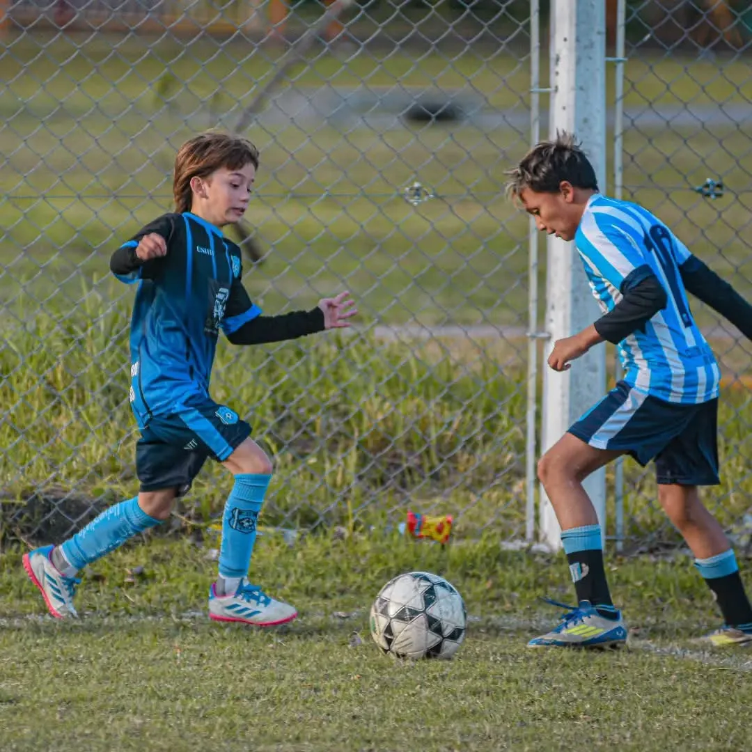 Entrenamiento infantil en la cancha del Club Universitario de Berisso