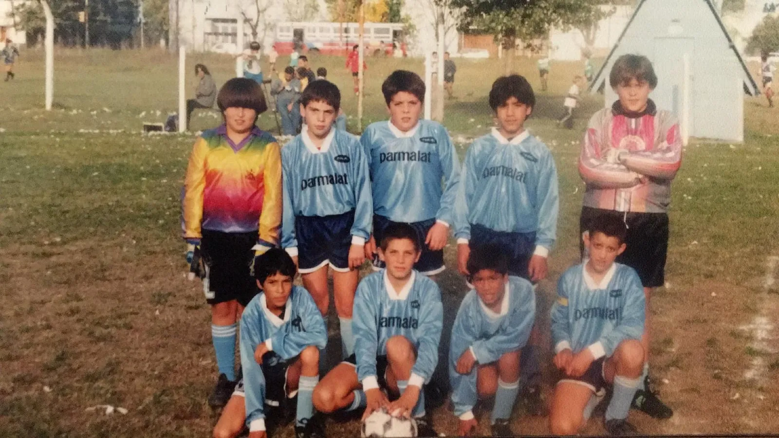 Equipo infantil del club posando en la cancha en una fotografía antigua