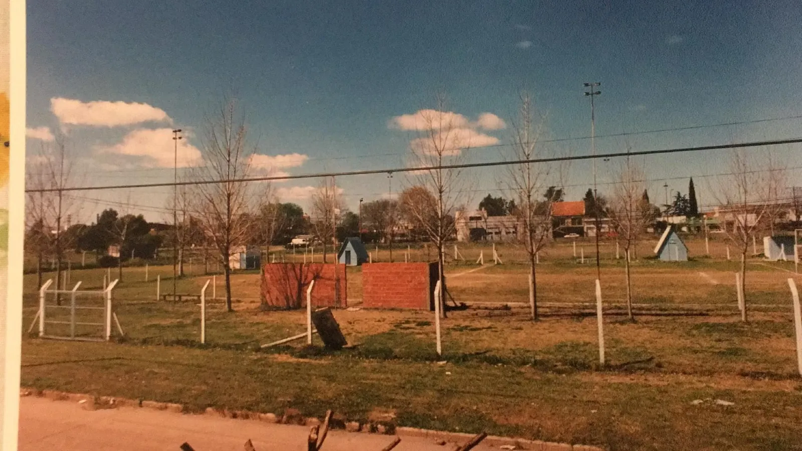 Fotografía antigua del terreno del club: un descampado con arcos de fútbol y postes de alambrado