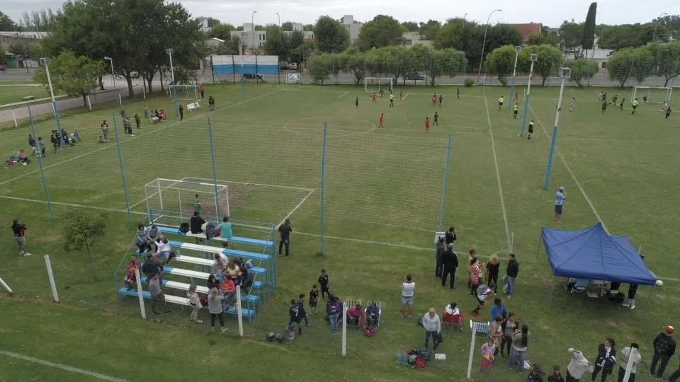 La cancha principal del club con las tribunas ocupadas durante un partido