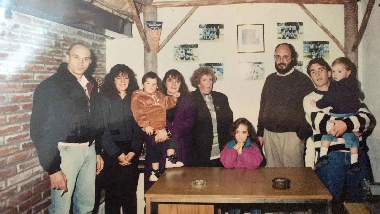 Vecinos y familias del club reunidos en una casa, en una fotografía antigua